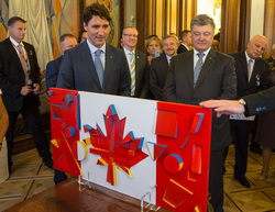 Глава администрации  показал президенту Украины подарок  для премьера Канады