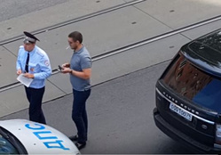 Водитель с правительственными челябинскими номерами в Москве общается с автоинспектором
