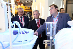 Алексей Кокорин (в центре) осмотрел экспонаты выставки