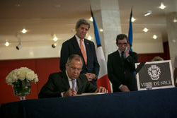 Перед началом переговоров глава МИД России Сергей Лавров и госсекретарь США Джон Керри выразили свои соболезнования послу Франции