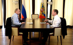 Путин и Медведев обсудили укрепившийся рубль