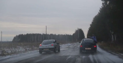 Анастасия Кердяшова на высокой скорости обогнала колонну по оледенелой дороге