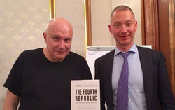 Матвей Ганапольский (слева) поздравление о смене гражданства получил лично от главы администрации президента Украины Бориса Ложкина