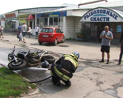 Мотоцикл от удара вылетел на тротуар