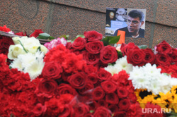 Люди несут цветы к месту убийства Бориса Немцова. Москва, цветы, немцов борис фото