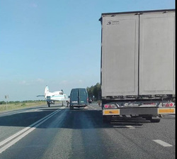 Легкомоторный самолет заметили стоящим очевидцы на трассе "Тюмень-Омск"