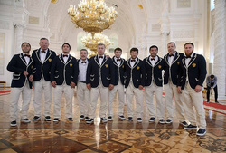 Парадная форма олимпийской сборной России вызвала насмешки в социальных сетях. Спортсменов сравнили с официантами и вспомнили Бендера с «белыми штанами»