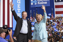 Тим Кейн и Хиллари Клинтон на съезде демократов