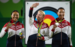 Ксения Перова (по центру) завоевала серебро в стрельбе из лука в составе сборной России