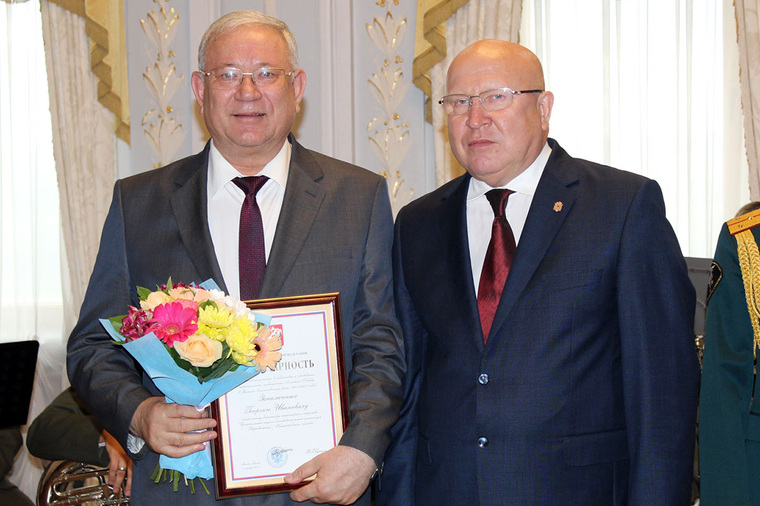 Георгий Закаменный (слева) получил награду от президента России