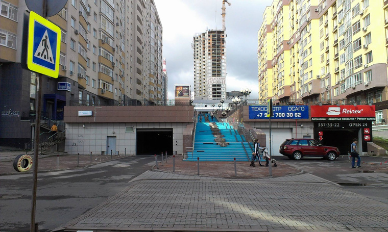 В Екатеринбурге появилась кислотно-голубая лестница