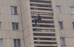 Двое парней взобрались по балконам на предпоследний этаж
