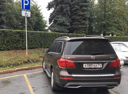 Глава Советского района Челябинска Михаил Буренков паркуется на месте для инвалидов