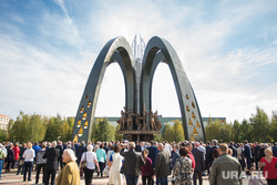 Открытие памятника нефтяникам. Сургут, памятник нефтяникам