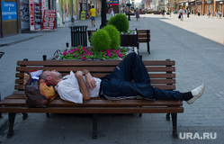 Агитщиты "Единой России" на улицах Екатеринбурга, сон, бездомный, пьяный, перерыв, жара, улица вайнера, летний отдых