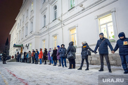 Митинг в защиту директора гимназии №9. Екатеринбург, гимназия 9, живая цепь