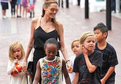 Джоли с детьми неудачно сходила на сеанс психотерапии