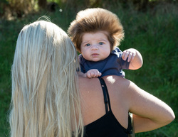 Двухмесячный ребенок с густыми волосами стал звездой интернета