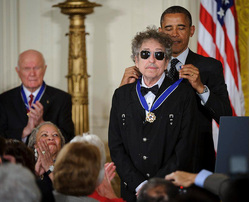 В мае 2012 президент США Барак Обама вручил Дилану медаль Свободы