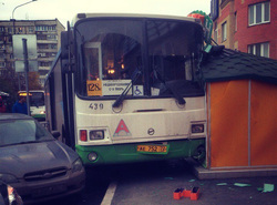 Неуправляемый автобус врезался в крыльцо зоомагазина