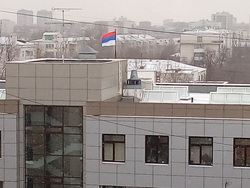 На крыше военного суда вывесили перевернутый флаг РФ