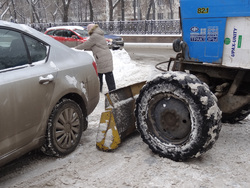 Трактор, убиравший снег, столкнулся с легковушкой