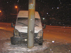 В снежной каше машину занесло прямиком в столб