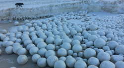 Сотни ледяных шаров обнаружили на берегу Обской губы на Ямале