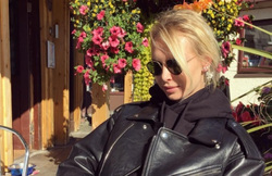 Илону Столье осудили за демонстрацию груди в Instagram