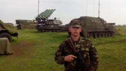 На фоне орудия сфотографировался украинский солдат