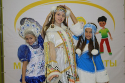 Снежана Кузнецова (в центре) отправится на конкурс Little Miss World летом 2017 года