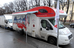 Для сравнения: мобильный пункт тестирования на ВИЧ благотворительной организации «Гуманитарное действие» (г. Санкт-Петербург)