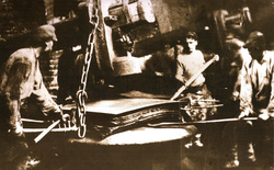 Фото из музея: рабочие у молота, 19 век