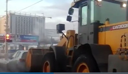 Машинка с трудом тащила трактор
