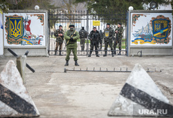 Неопознанные войска в Крыму. Украина. Севастополь, ворота закрыты, войска, герб украины, вежливые люди