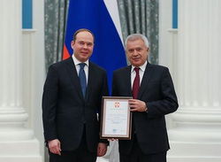 Антон Вайно (слева) поздравил компанию Вагита Алекперова