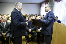 Алексей Кокорин (справа) поздравил нового главу