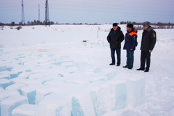 Лед для городка в Ноябрьске вырезали без ограждения прорубей, что является нарушением