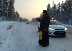Священник РПЦ освятил трассу
