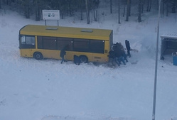 Автобус застрял на Югорской, 5 — его толкали строители