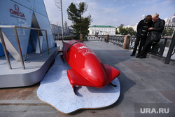 Бобслейные сани (боб) возле Олимпийских часов на Плотинке. Екатеринбург, бобслей, сани, олимпийские часы, омега, omega