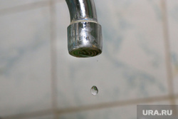Вода из крана. Курган, кран, капли воды