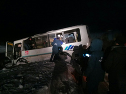 Автобус, перевозивший рабочих, столкнулся с грузовиком