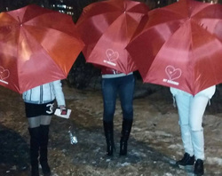 Девушки по всей стране фотографируются с красными зонтами