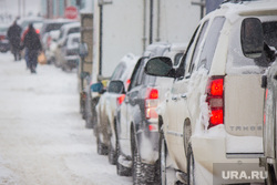 Из-за мороза десятки автомобилей застряли на въезде в ЯНАО