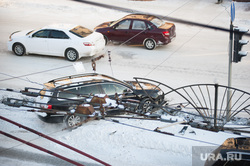Машина врезалась в столб. Екатеринбург