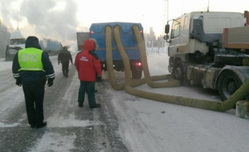 Замерзшие на трассе Ямала грузовики разъехались