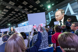 Пресс-конференция Путина В.В. Москва., плакаты, путин на экране