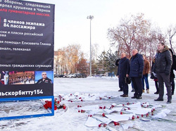 Первыми к монументу пришли вице-губернатор Сергей Сарычев и замгубернатора Евгений Заболотный