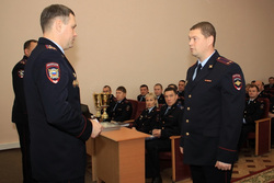 Олег Ильиных вручил полицейским новые удостоверения